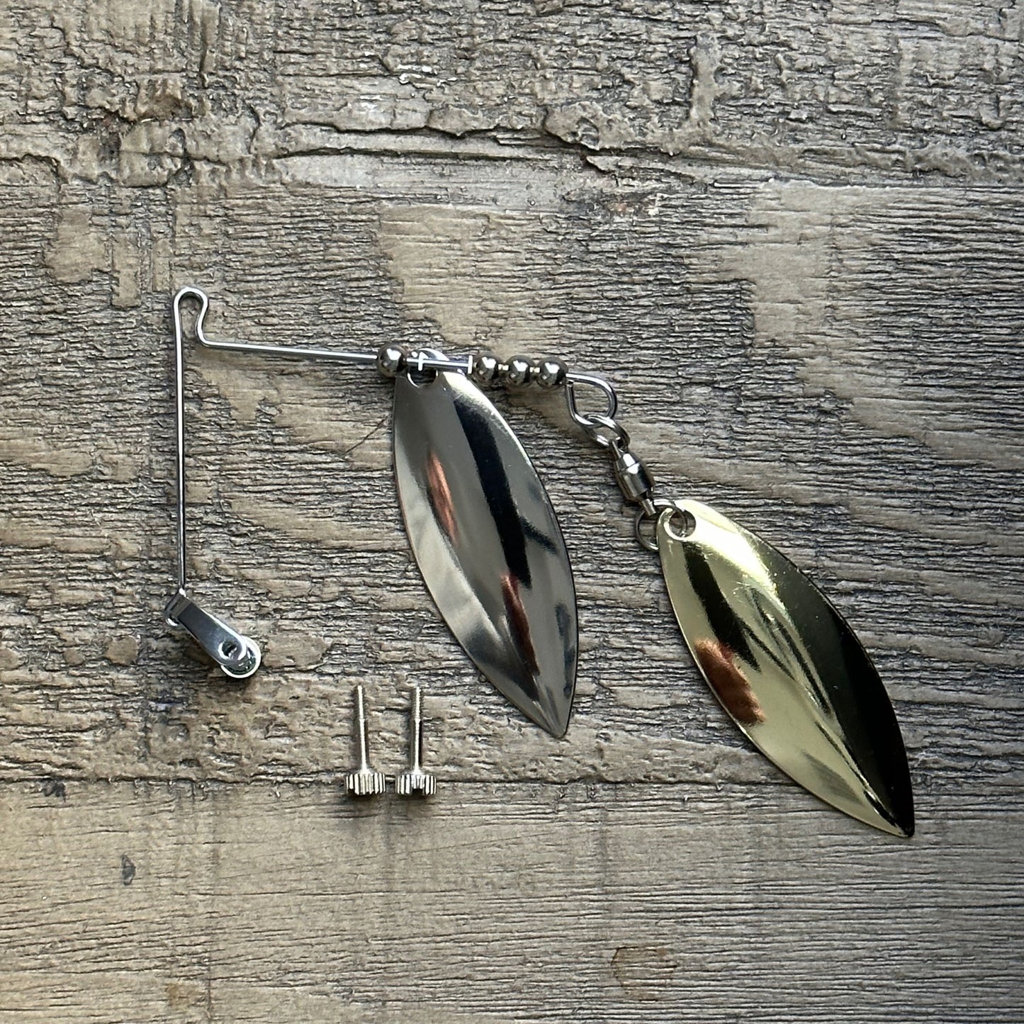 
                  
                    Interchangeable Component: Double Blade Spinnerbait Wires: Double Willow Gold / Silver
                  
                